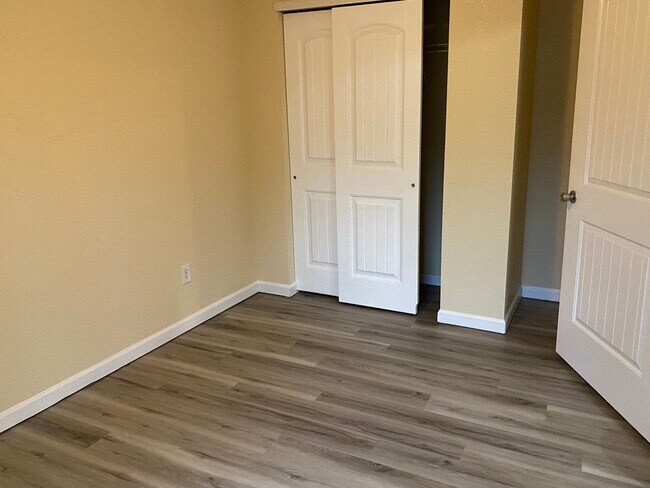 Foto del edificio - 716 Tall Oaks Dr