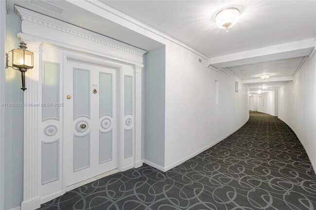 Foto del edificio - 5255 Collins Ave