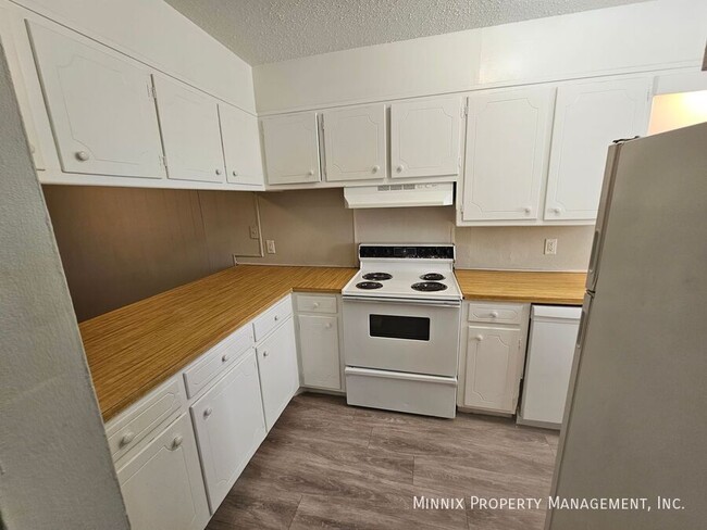 Building Photo - Plainview Apartments 2 Bedroom 1.5 Bath - ...