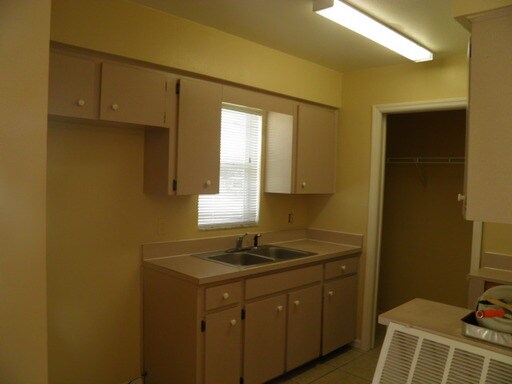 Building Photo - 606 E Johnson Ave