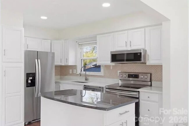 Building Photo - "Discover Comfort and Space in Charlotte: 4-Bed, 3-Bath Gem on Red Carriage Lane!"