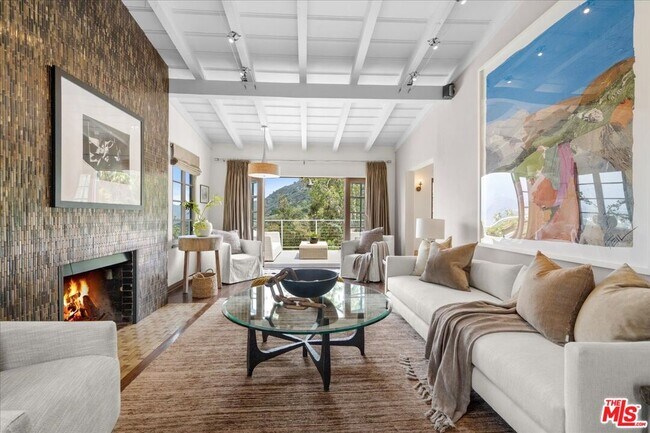Building Photo - 3074 Lake Hollywood Dr