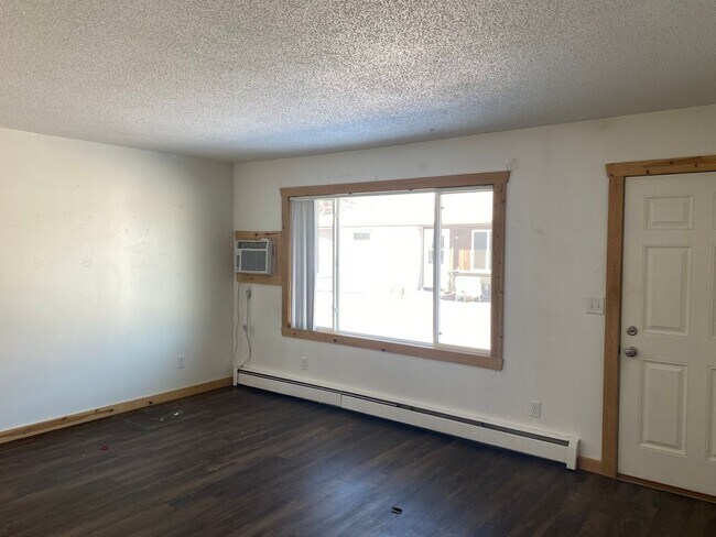 Building Photo - 3 Bed 2 Bath Duplex in Quiet Neighborhood!!