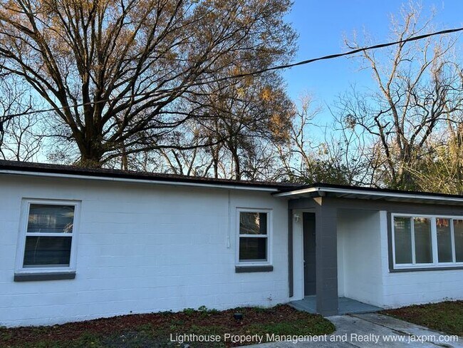 Building Photo - Beautiful 5 Bedroom Home With Modern Updates Throughout