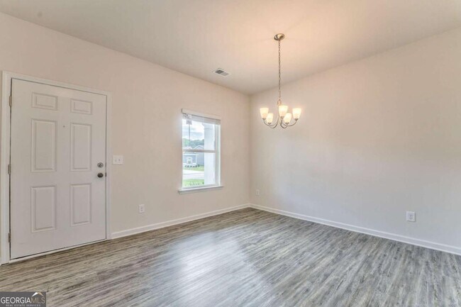 Building Photo - 16 Longbrooke Dr SE