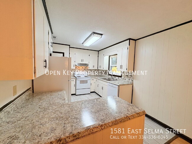 Building Photo - 1581 E Selma St