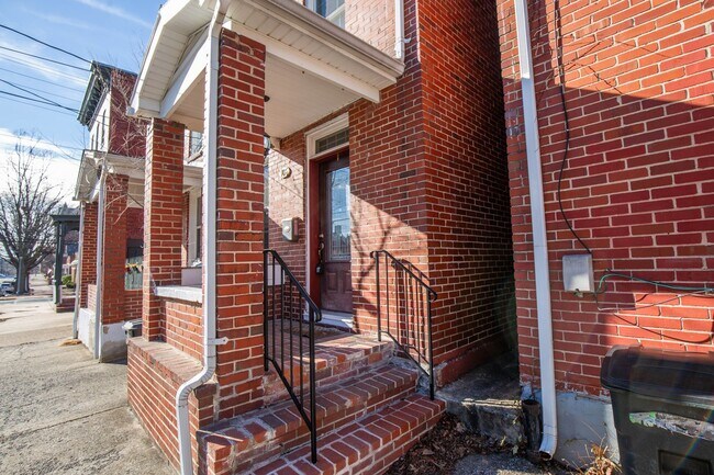 Foto del edificio - 2 Bedroom, 1.5 Bath, Duplex in Historic Martinsburg, WV