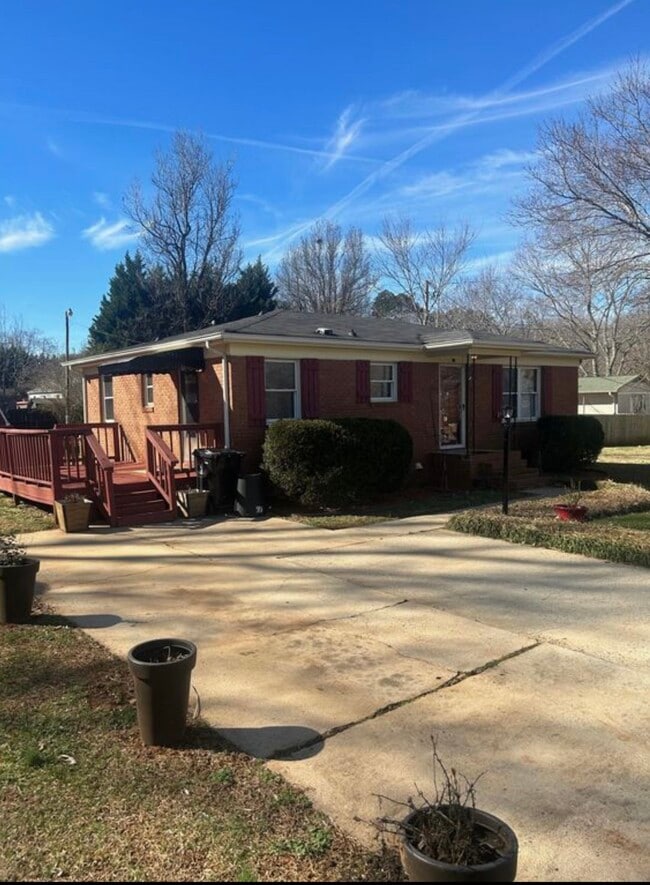 Front of home - 102 Greentree Dr