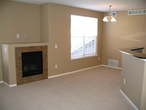 Building Photo - Lovely, Vista Ridge 2 bedroom, 2 bath Condo