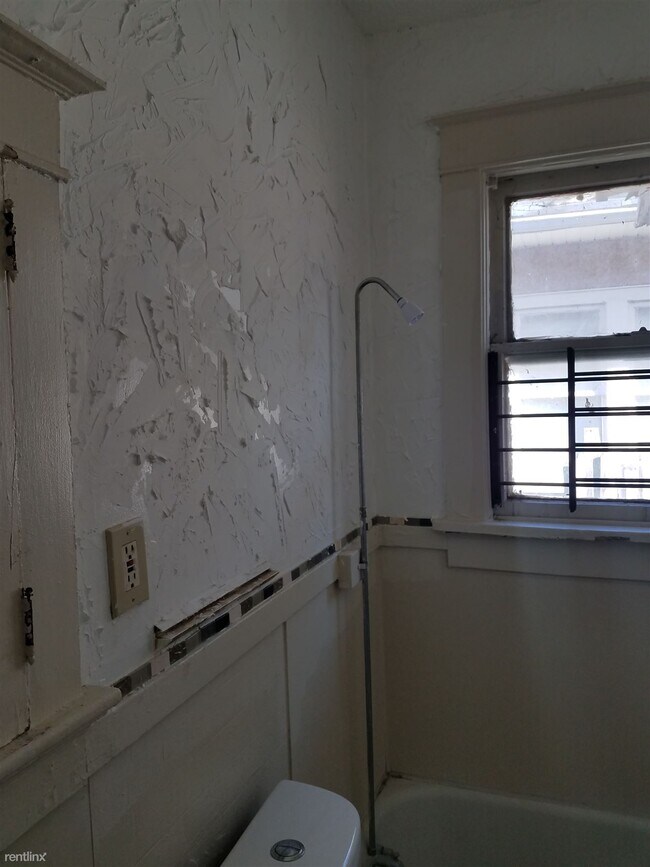 Building Photo - 2 br, 1 bath Duplex - 1066 Greenlaw Avenue 2