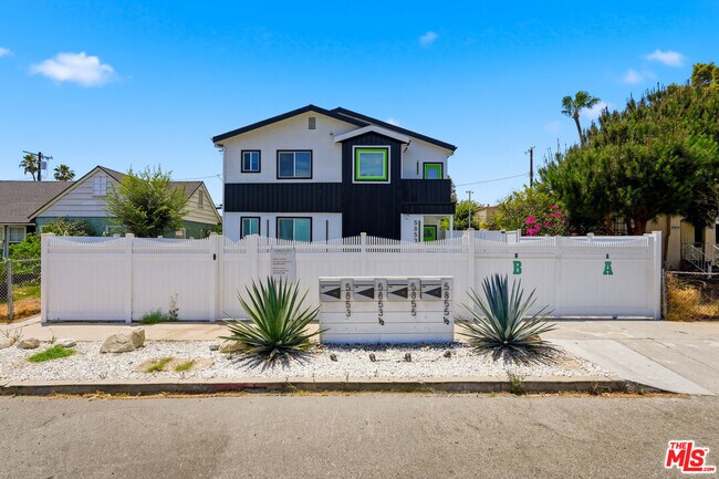 Foto del edificio - 5853 Vineland Ave