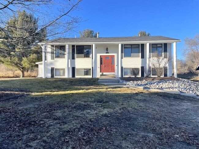 Building Photo - 3839 Silver Lake Rd