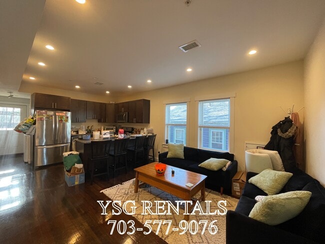 Building Photo - 194 Hillside St