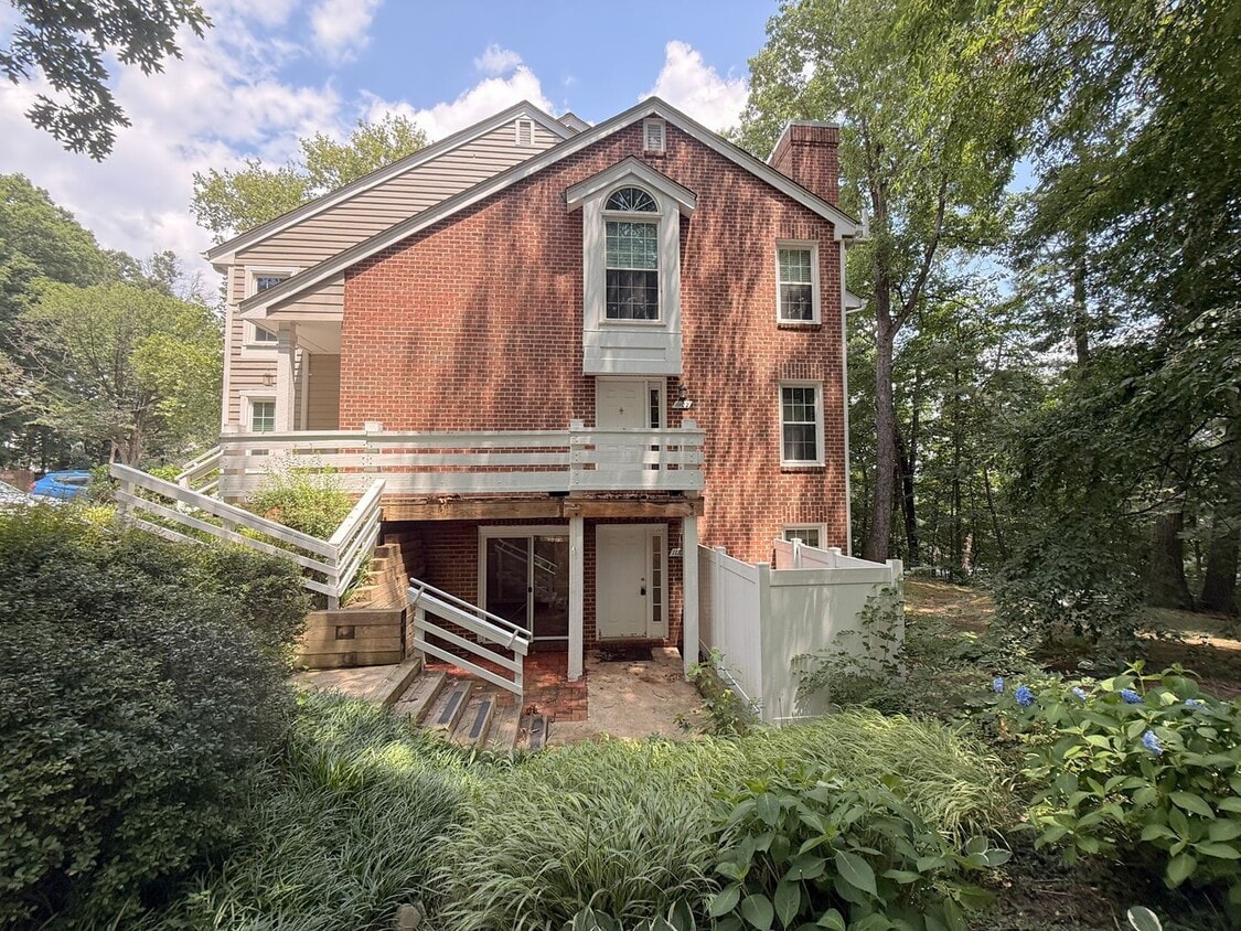 Spacious and Updated 1 bed + 1 BA Condo - walk out level - Spacious and Updated 1 bed + 1 BA Condo - walk out level