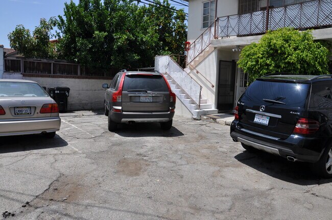 Foto del edificio - 818 W Glenoaks Blvd