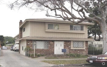 Building Photo - 2 Bedroom 1.5 Bath $2,450!! $500 Off the 1st Month