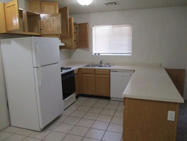 Building Photo - 2 bed, 2 bath Apartment