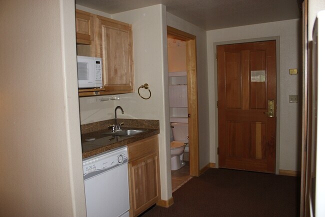 Foto del edificio - Gateway Condo - Fantastic Studio Unit close to Lifts & All Utilities Included
