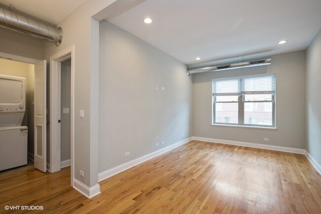 Building Photo - 637 E 49th St