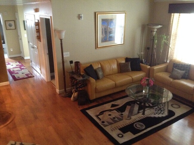Sala de estar con loft arriba a la izquierda - 1518 Enyart Way