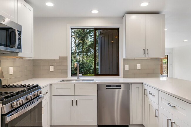 Building Photo - A Spacious Home in the Prestigious Sahalee...