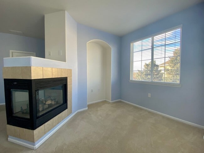 Building Photo - 2 Bedroom 2 1/2 Bath with Gorgeous Views