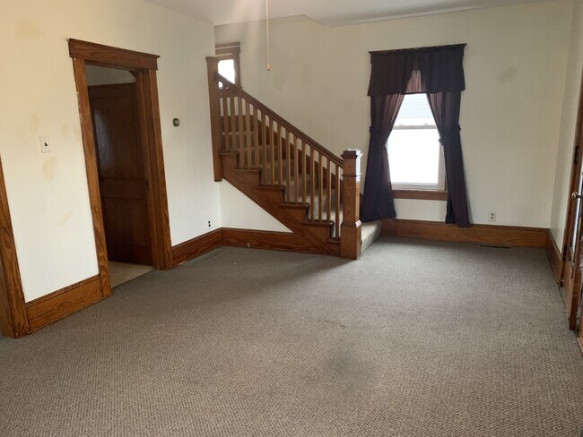 Building Photo - 482 Railroad St