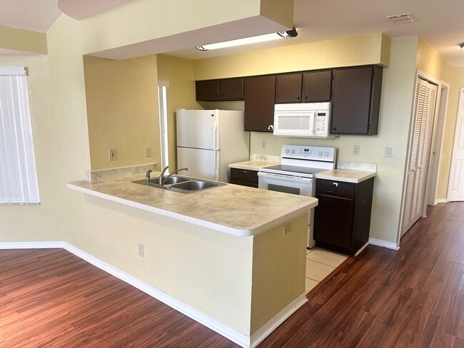 Photo - Spacious 3 bedroom condo, perfectly located near shopping & attractions!