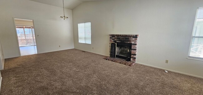 Foto del edificio - Single Story 3 Bedroom, 2 Bath, 2 Car Garage, Desirable Seeliger Neighborhood