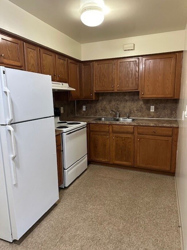 Building Photo - ALL UTILITIES INCLUDED! 2nd Floor 2 Bedroo...