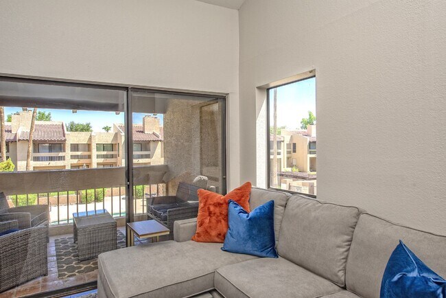 Foto del edificio - 8651 E Royal Palm Rd