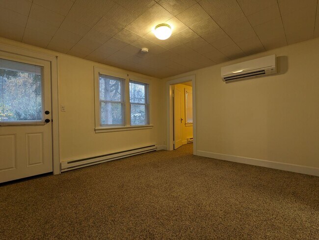 Foto del edificio - Spacious 2-Bedroom, 1-bath Home Close To Owen Rose Gardens!