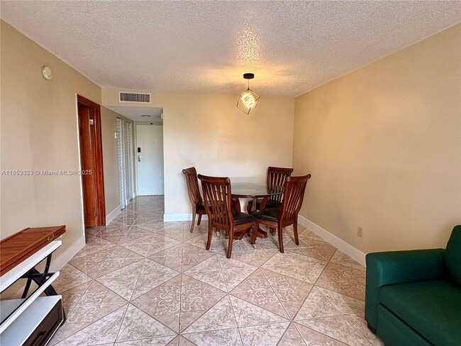 Foto del edificio - 14501 N Kendall Dr