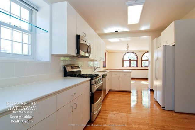 Building Photo - 615 W Dickens Ave
