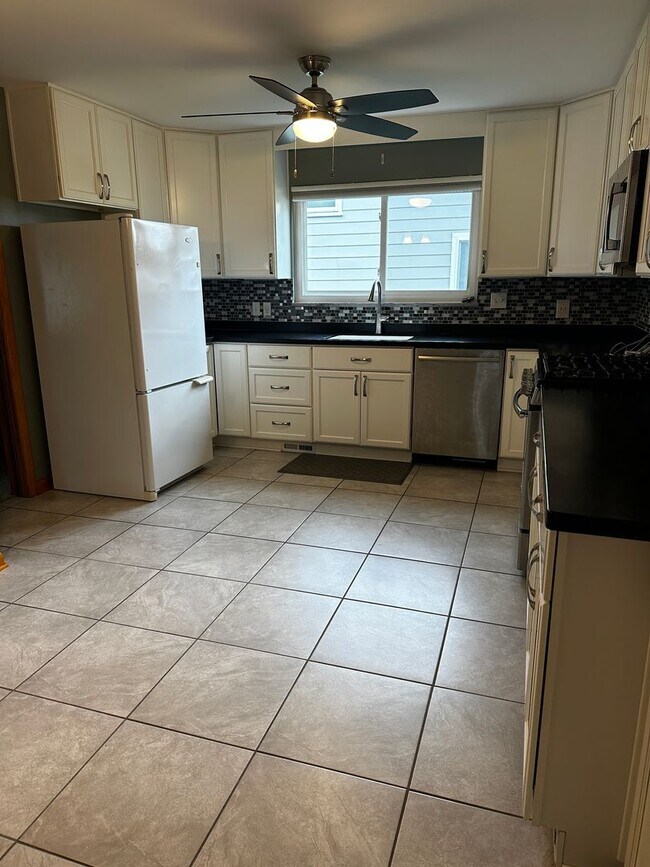 Building Photo - North Olmsted -4/5 Bedroom 2 1/2 bath larg...