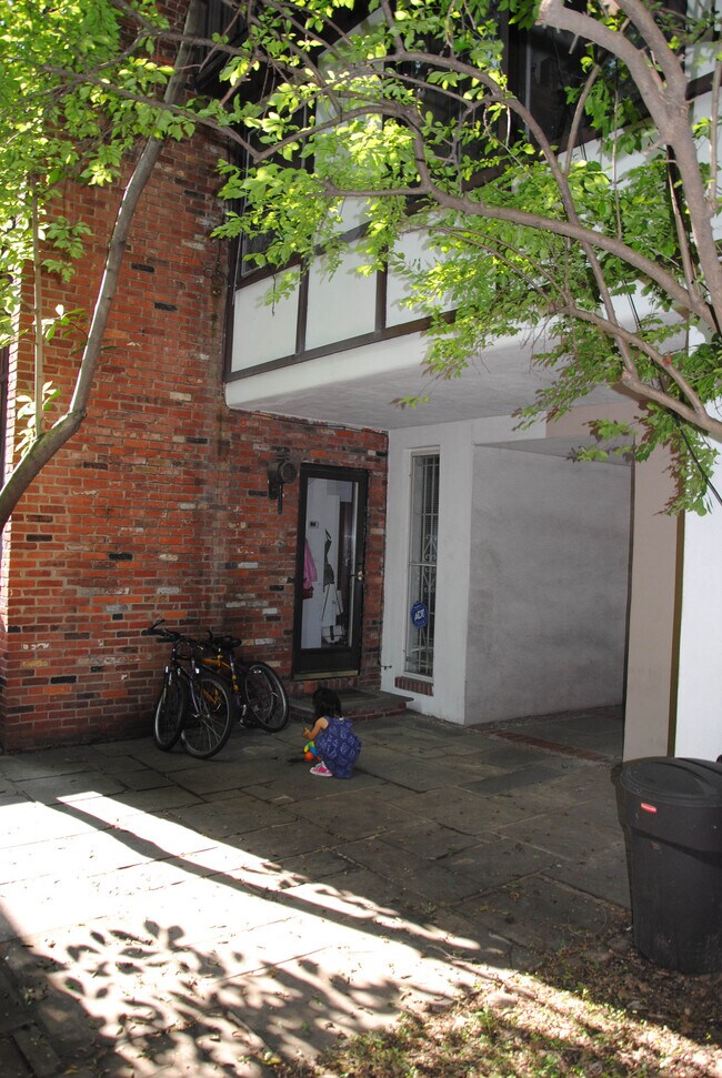 entrance in the courtyard - 2126 Lombard St Townhome