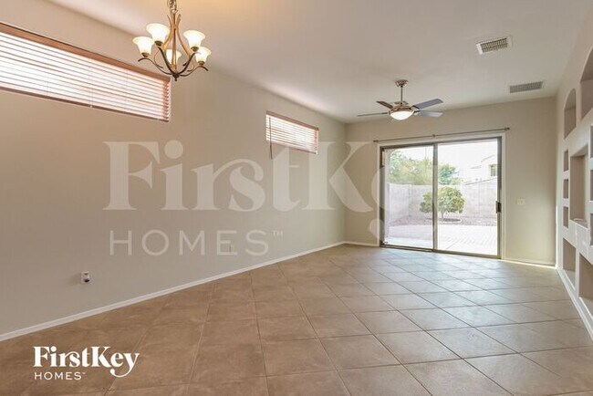 Foto del edificio - 5553 North Silver Stream Way