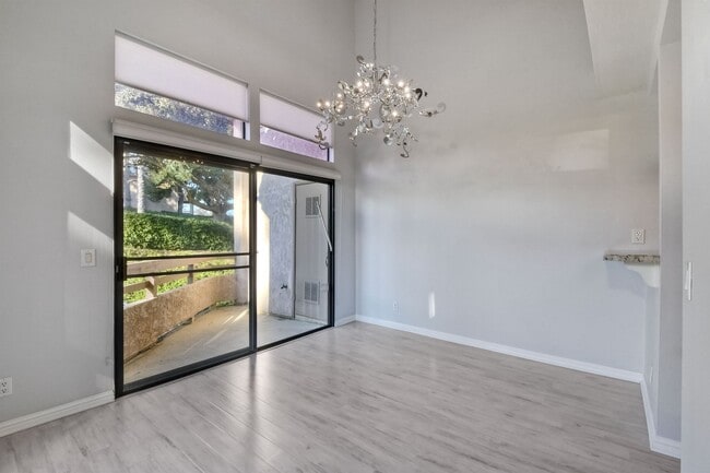 Foto del edificio - 1951 Swallow Ln