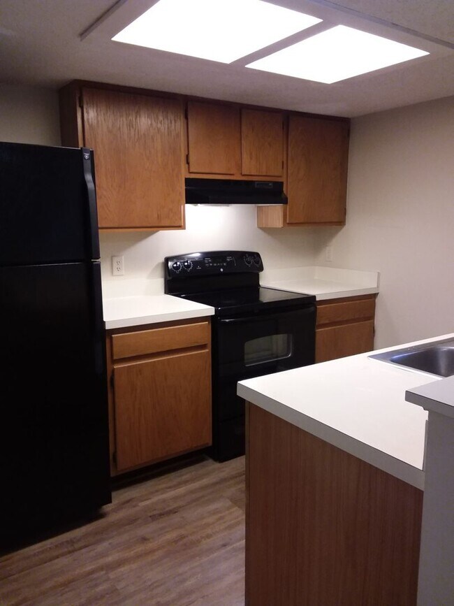 Building Photo - Whispering Pines 2/2 close to NAS Jax