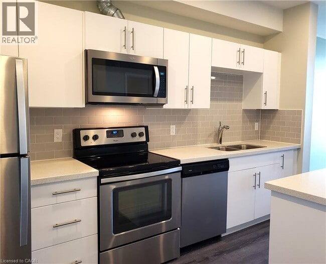 Building Photo - 690 King St W