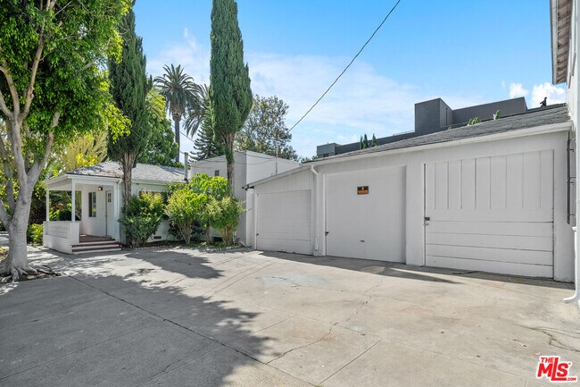 Building Photo - 739 Westbourne Dr