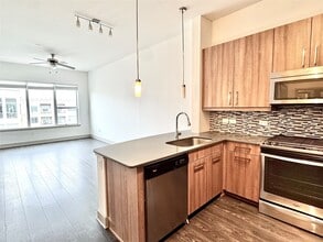 Building Photo - 2111 Westheimer Rd