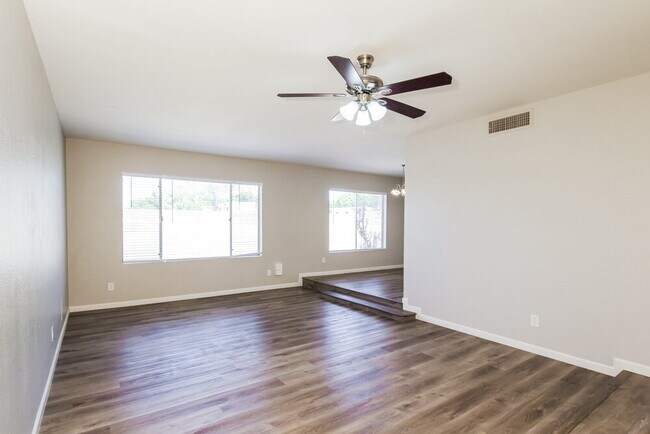 Building Photo - 15028 N 40th Pl