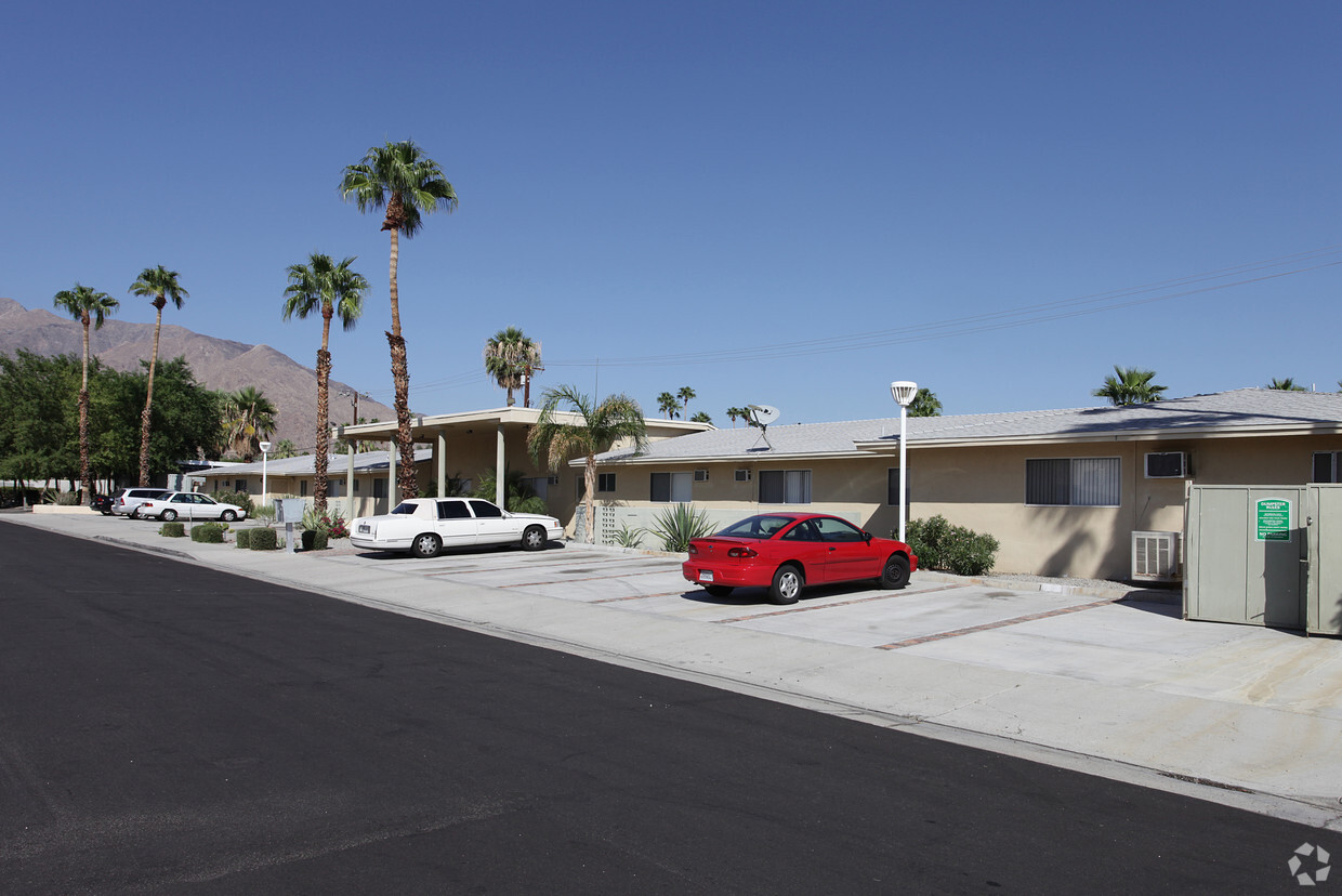 Villa Vista Apartments - Palm Springs Courtyard