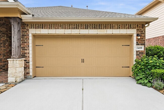 Building Photo - 24039 Via Renata Dr