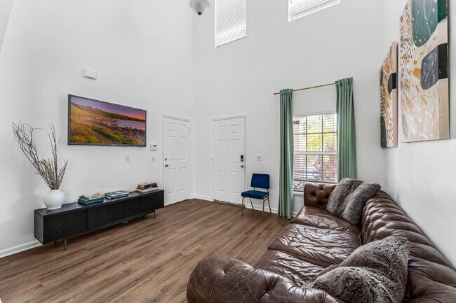 Building Photo - End-unit Townhome in Desirable Moss Park C...
