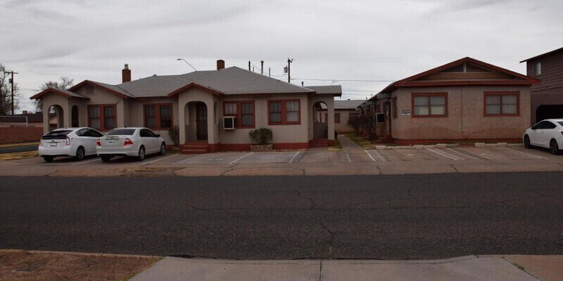 Primary Photo - 405 W. Oak