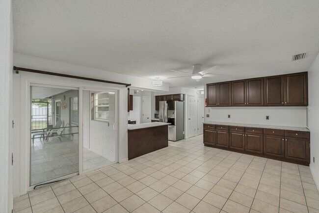 Building Photo - Stunning 4/2 Pool home is Maitland Availab...