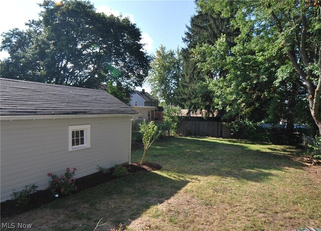 Building Photo - 510 W Waterloo Rd