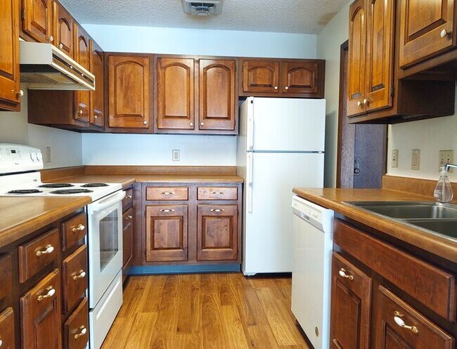 Building Photo - $1,195 | 2 Bedroom, 2 Bathroom Condo| PET ...
